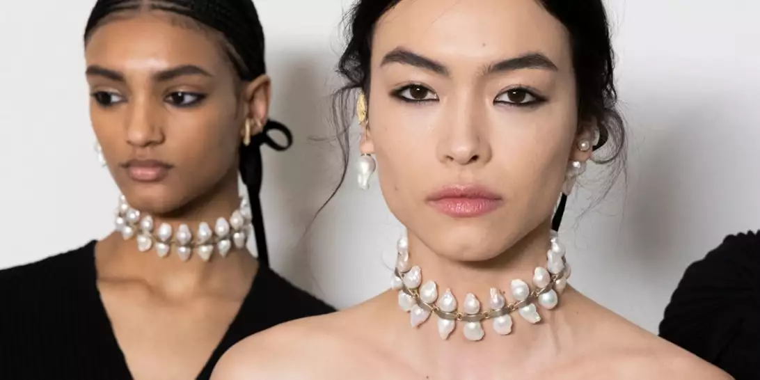 Το αξεσουάρ μαλλιών που θα φορεθεί περισσότερο την άνοιξη σύμφωνα με τον οίκο Dior