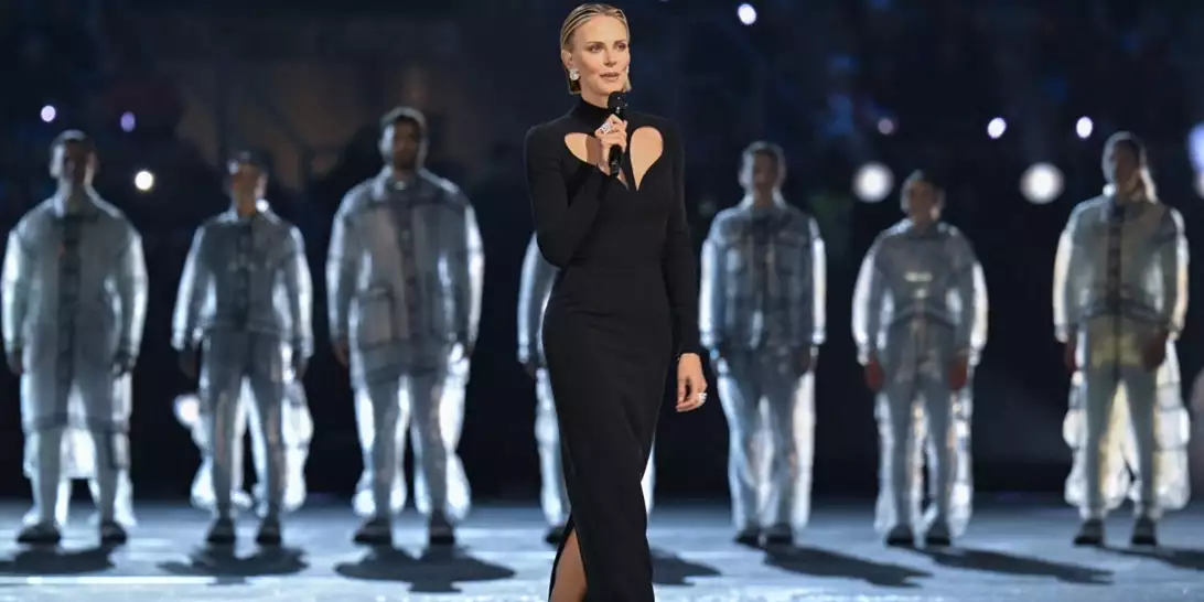 Charlize Theron | Το μήνυμα που έστειλε μέσα από το φόρεμά της στην τελετή έναρξης των Χειμερινών Ολυμπιακών Αγώνων του 2026