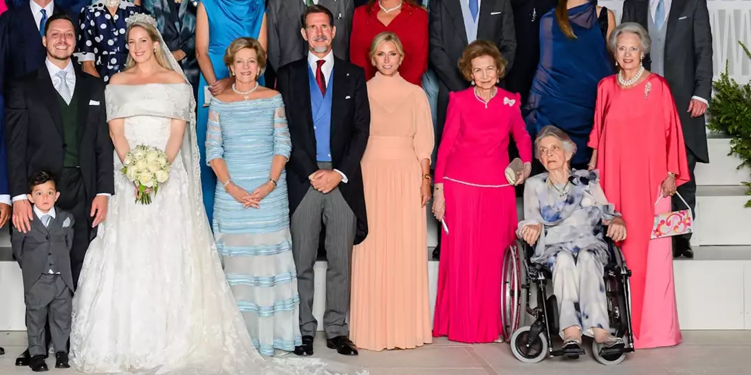 Βασίλισσα Σοφία | Ο σχεδιαστής που υπογράφει το φούξια φόρεμα που έβαλε στον γάμο της Θεοδώρας