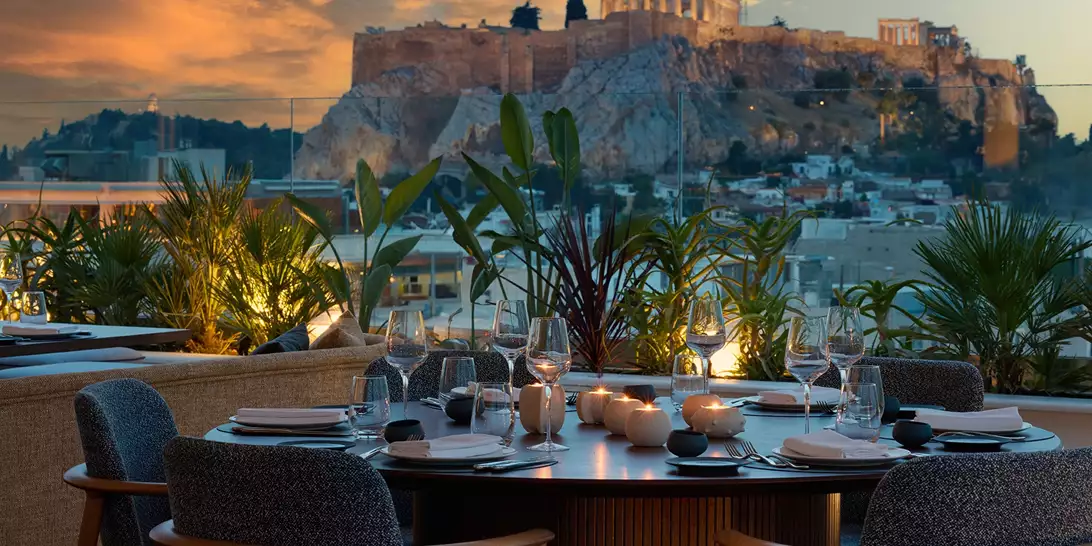 WHISPERS | Το νέο rooftop restaurant bar με θέα στην Ακρόπολη