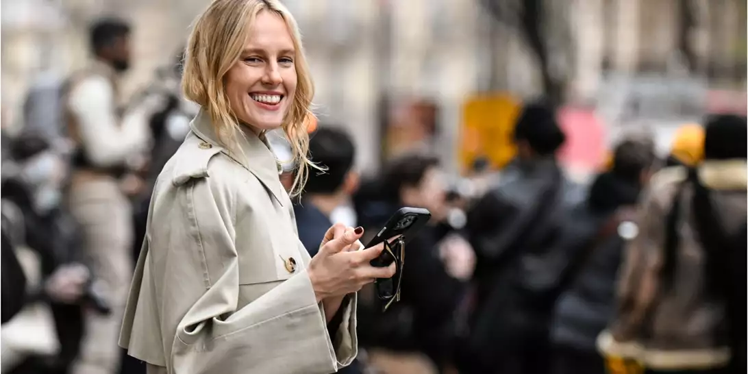 Τα looks που μπορείτε να κάνετε με μια καμπαρντίνα την άνοιξη