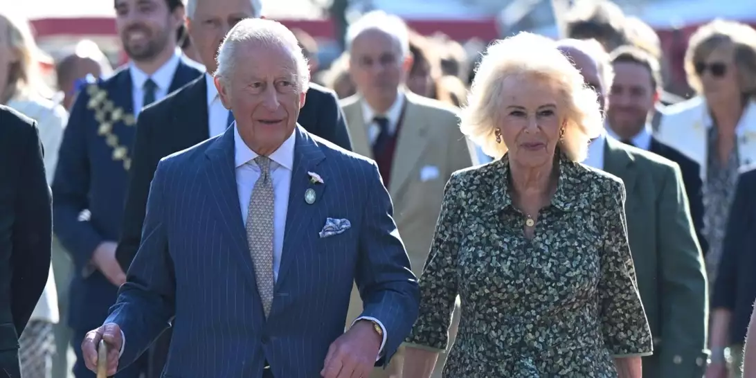 Ο βασιλιάς Κάρολος πυροδοτεί εικασίες αφού εντοπίστηκε να χρησιμοποιεί μπαστούνι για να περπατήσει