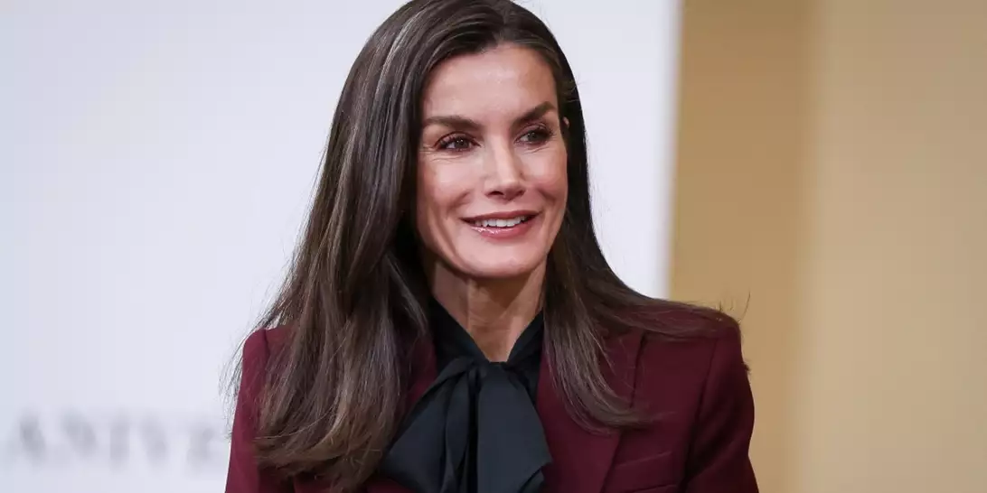 Βασίλισσα Letizia | To μπορντό κοστούμι που επέλεξε σε δεξίωση στο παλάτι