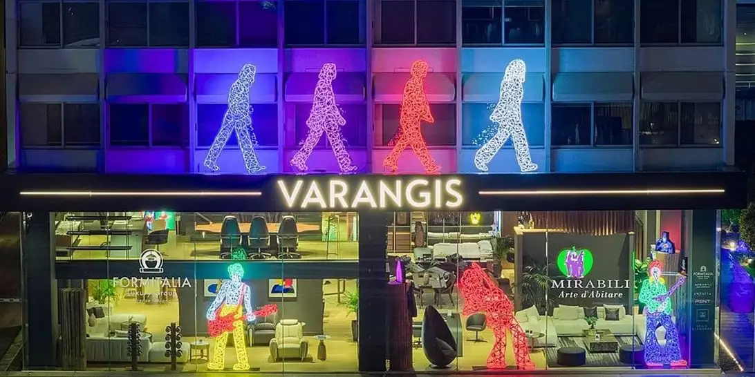 Όταν το φως γίνεται τέχνη: Τα φωτιζόμενα γλυπτά του Marco Lodola στη VARANGIS