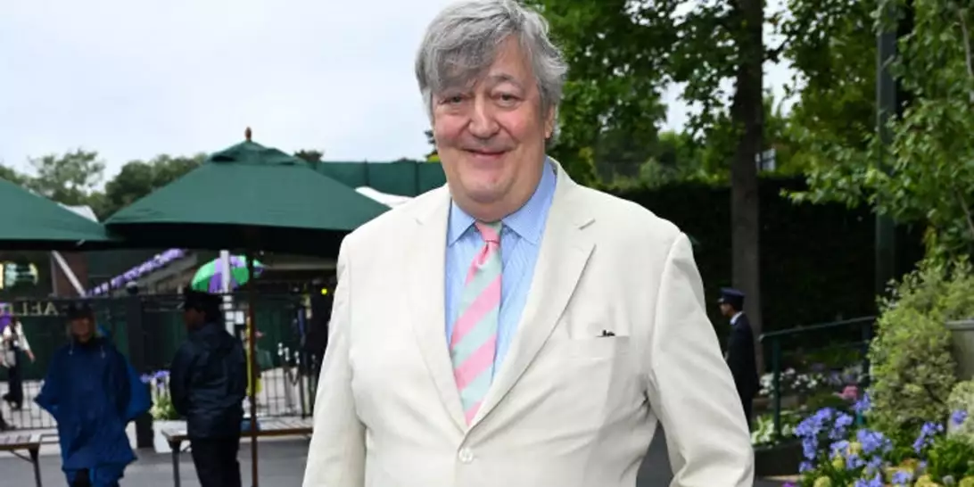 Stephen Fry | Η διάκριση από τον βασιλιά Κάρολο για τη συμβολή του σε θέματα ψυχικής υγείας