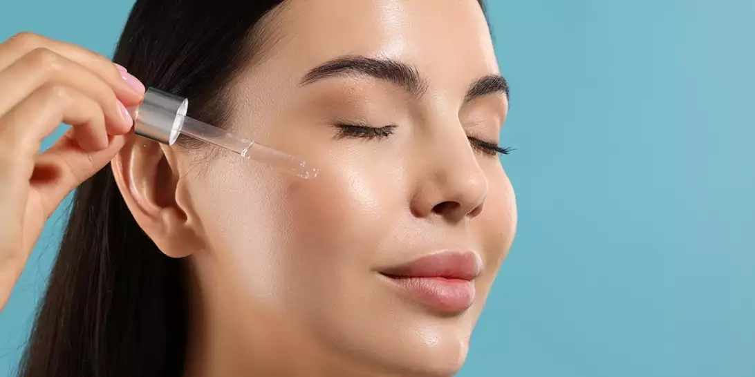 7 serums που εγγυημένα μειώνουν τις ρυτίδες και τις καφέ κηλίδες