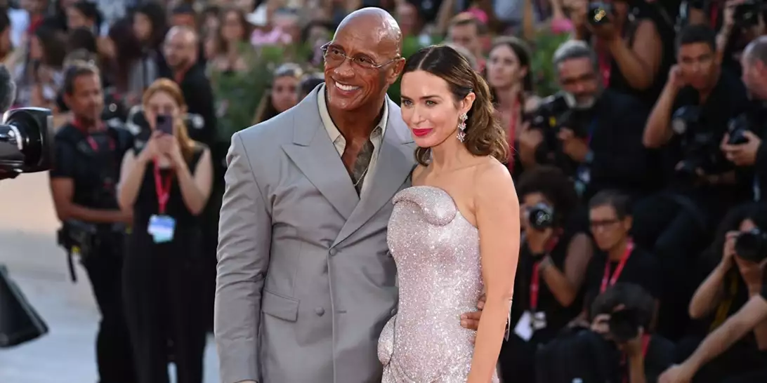 Emily Blunt | Εκθαμβωτική στο πλευρό του Dwayne Johnson στο κόκκινο χαλί στη Μόστρα