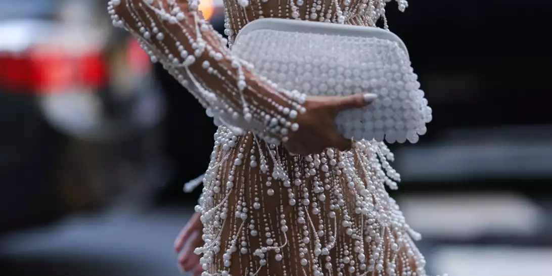 Christmas Nails | 4 μανικιούρ που θα σας κάνουν να ξεχάσετε το κλασικό κόκκινο αυτές τις γιορτές