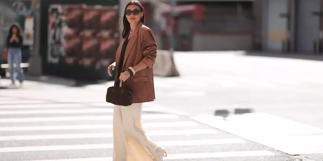 Οι σοκολατί σουέτ τσάντες που θα αναβαθμίσουν τα φθινοπωρινά σας outfits