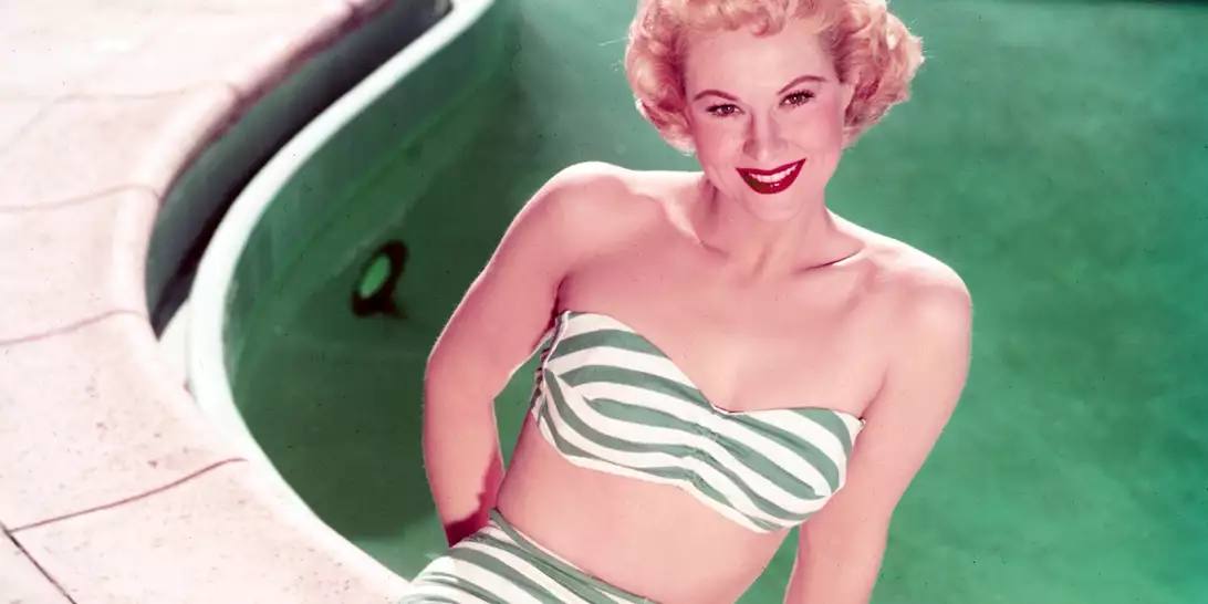 Τα μαγιό με ρίγες είναι αυτά που αξίζει να φορέσετε φέτος