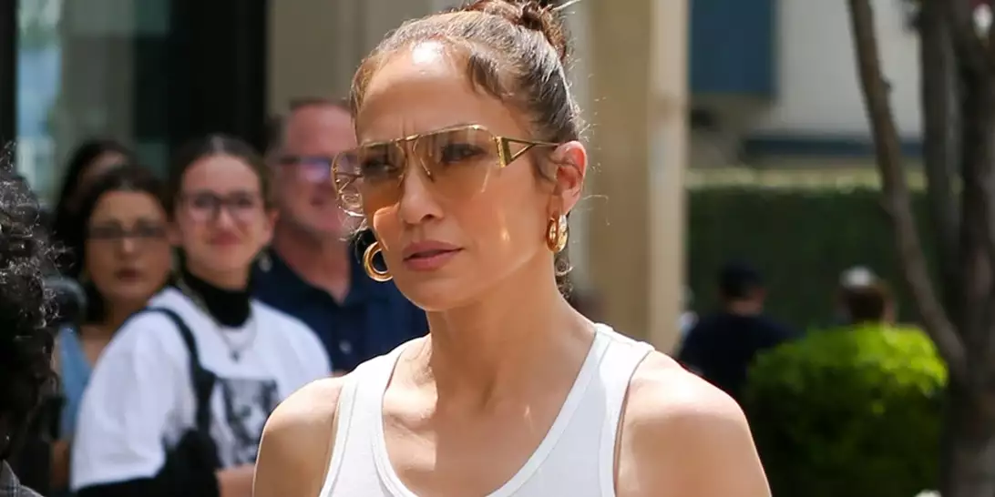 Η Jennifer Lopez έβαψε τα νύχια της στην it απόχρωση του καλοκαιριού