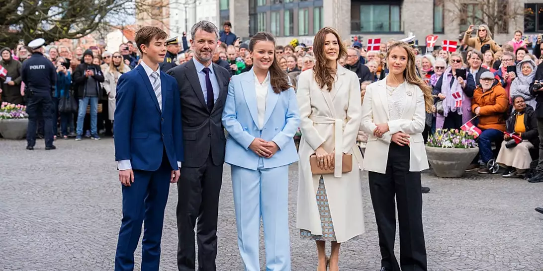 Τα δίδυμα παιδιά του Frederick και της Mary της Δανίας στο πρώτο επίσημο πορτρέτο τους