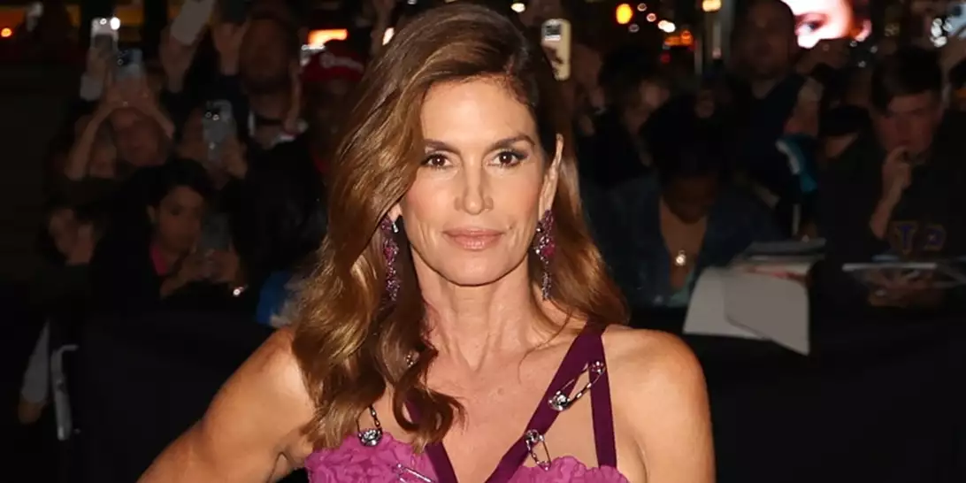 Η Cindy Crawford υιοθέτησε την πιο φρέσκια τάση μαλλιών του καλοκαιριού