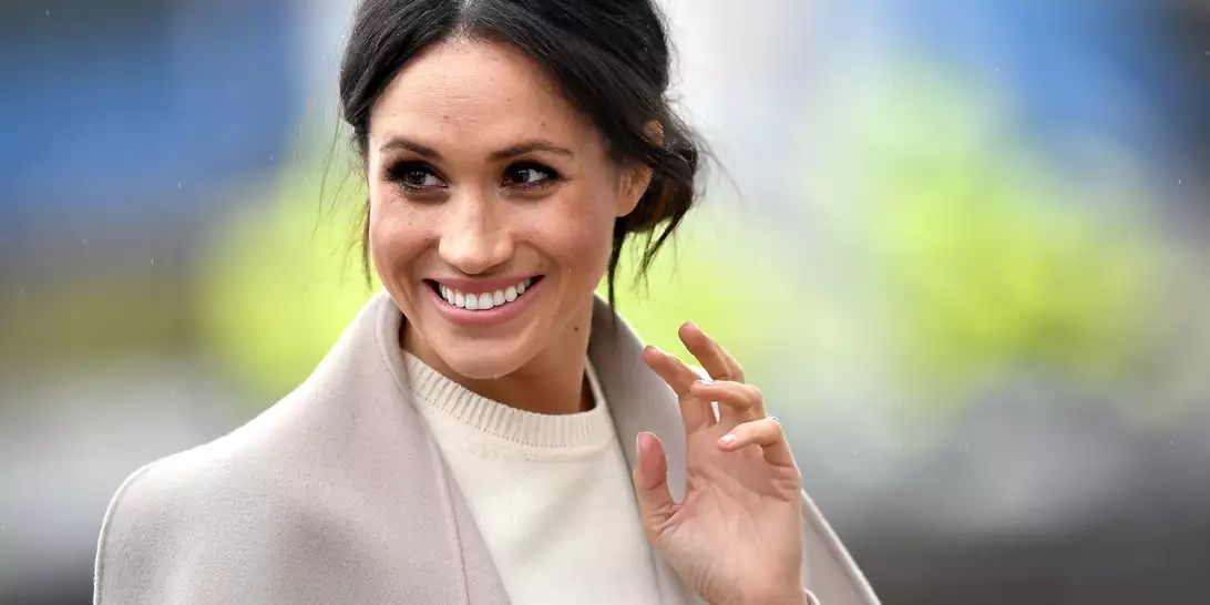 Meghan Markle | Με αποκαλυπτικό κόκκινο φόρεμα Carolina Herrera στο gala του νοσοκομείου παίδων