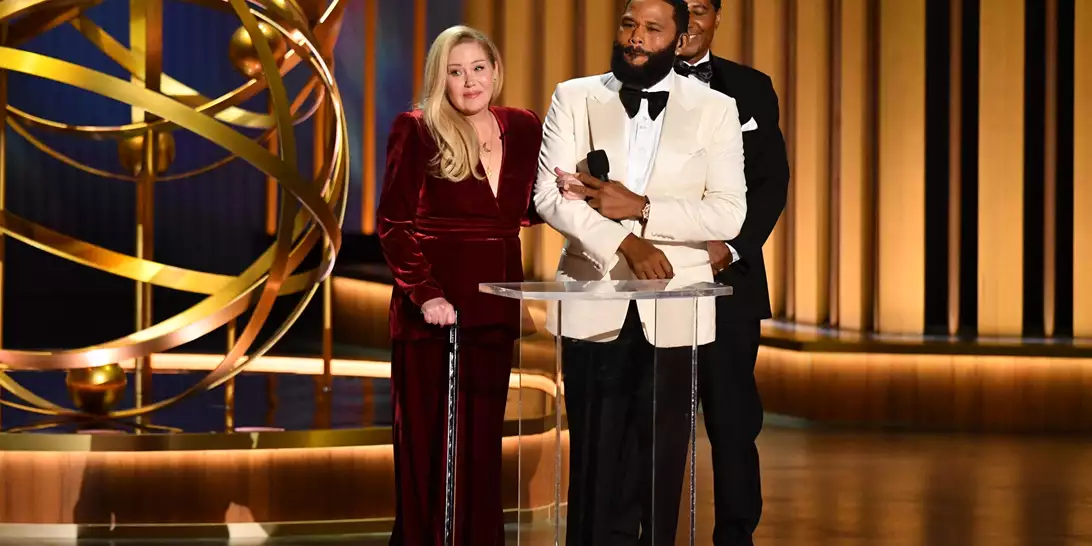 Βραβεία Emmy | Η εμφάνιση - έκπληξη της Christina Applegate με μπαστούνι στη σκηνή προκάλεσε ασταμάτητο χειροκρότημα