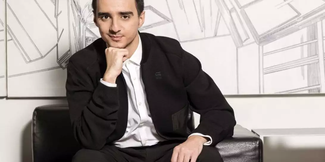 Το Lacoste Original είναι το άρωμα που εκφράζει την προσωπικότητά σας, σύμφωνα με τον Στρατή Χατζησταματίου