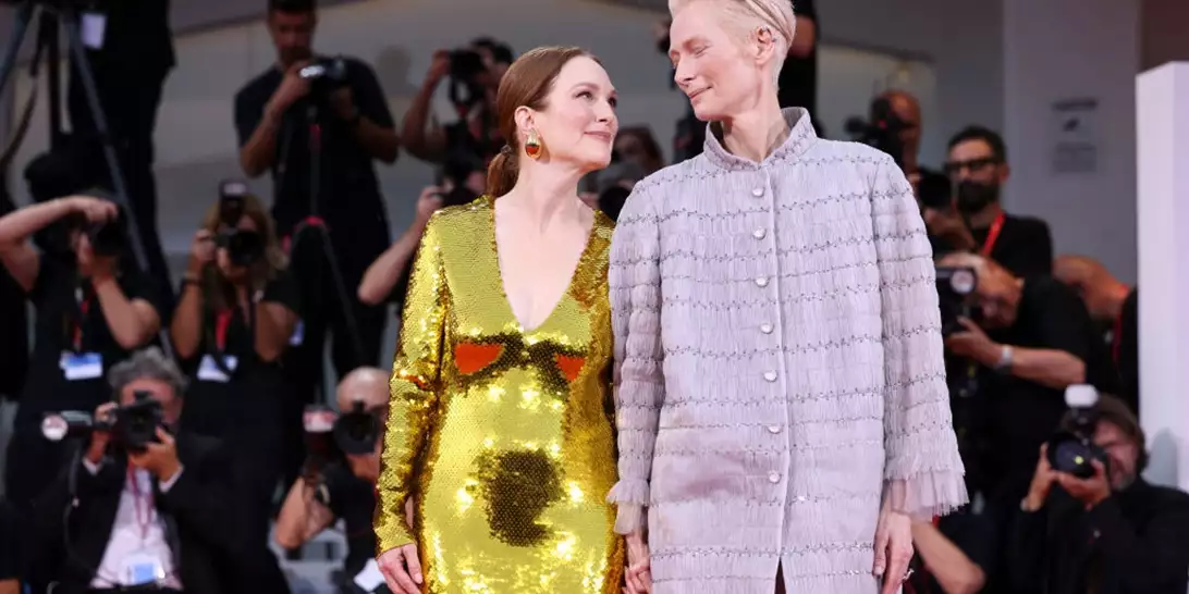 81ο Φεστιβάλ Βενετίας | Η Julianne Moore και η Tilda Swinton υμνούν τη γυναικεία φιλία στο κόκκινο χαλί