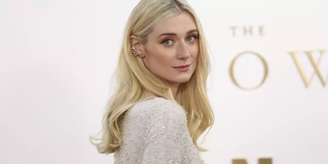 To εκθαμβωτικό Dior look της Elizabeth Debicki στο gala για το φινάλε του The Crown