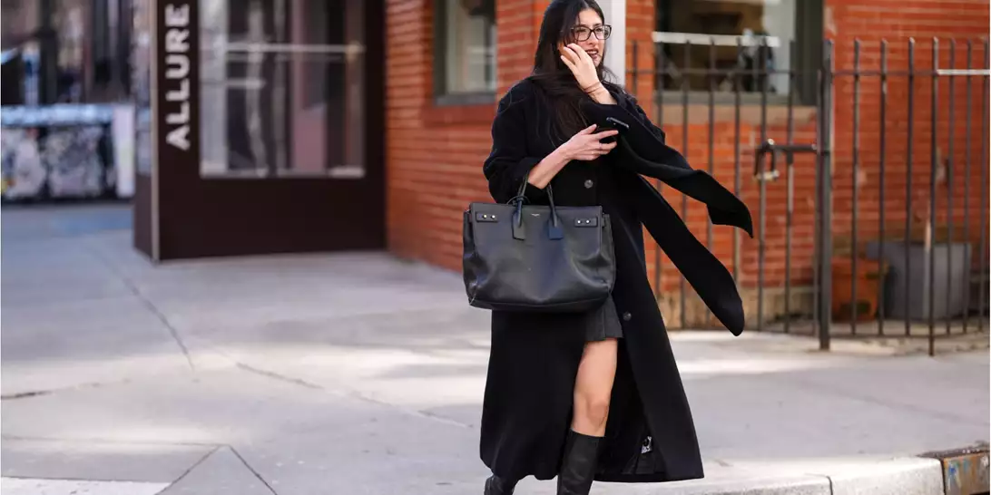 Πώς θα δείχνετε κομψές κρατώντας μια μεγάλη τσάντα