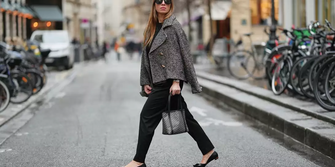 Τα κομψά παντελόνια που αξίζει να αποκτήσετε στις εκπτώσεις 2026