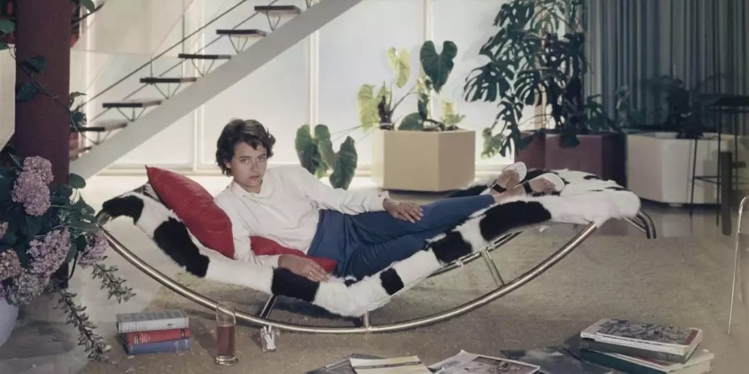 Εμβληματικό στα σπίτια του '70, αυτό το ρετρό πρακτικό έπιπλο, επιστρέφει στα σαλόνια το 2026