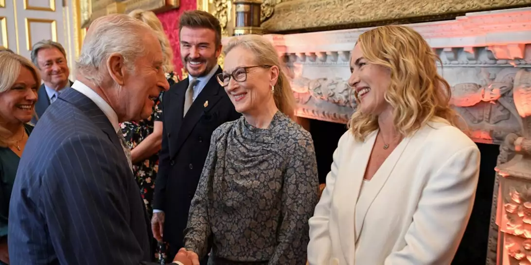 29 χρόνια μετά, η Kate Winslet θυμάται την ντροπιαστική στιγμή της σε συνάντηση με τον βασιλιά Κάρολο