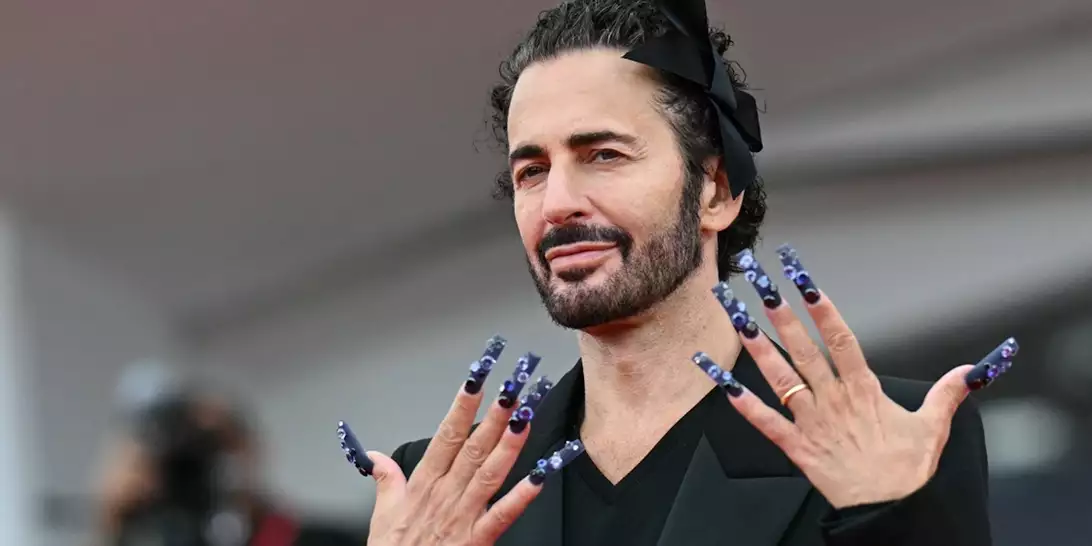 Marc Jacobs | Η νέα εκκεντρική μεφάνιση στο κόκκινο χαλί του 82ου Φεστιβάλ Κινηματογράφου της Βενετίας