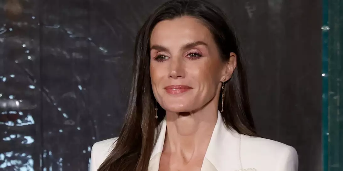 Βασίλισσα Letizia | Η κομψή άφιξη στη Ρώμη με λευκό σύνολο