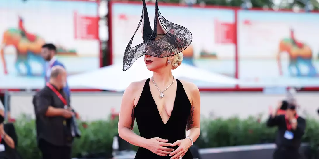 81ο Φεστιβάλ Βενετίας | H Lady Gaga στην πρώτη κοινή red carpet εμφάνιση με τον αρραβωνιαστικό της