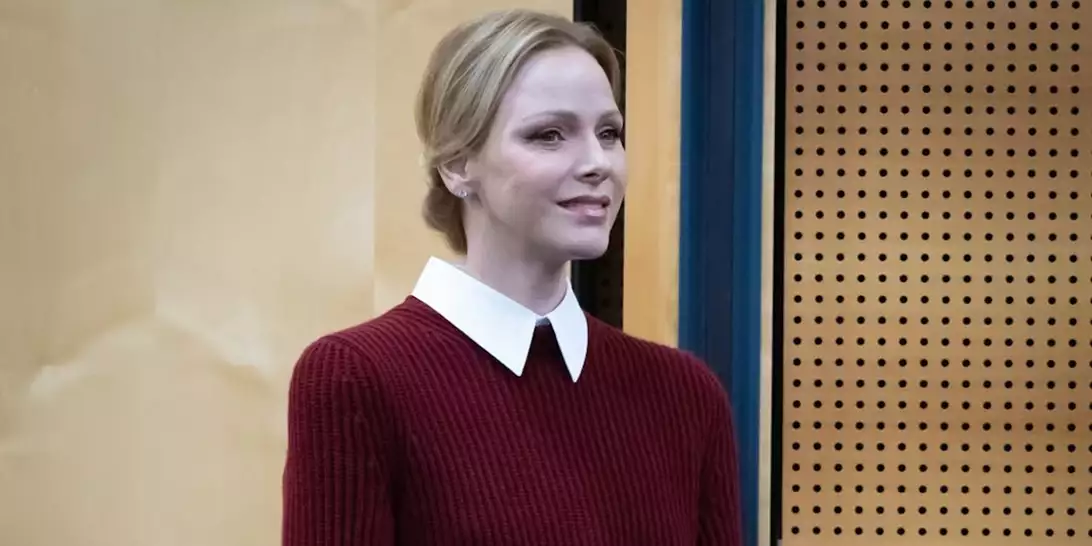 Στο Forum Grimaldi η Charlene του Μονακό επέλεξε το πιο chic πλεκτό φόρεμα με κάπα