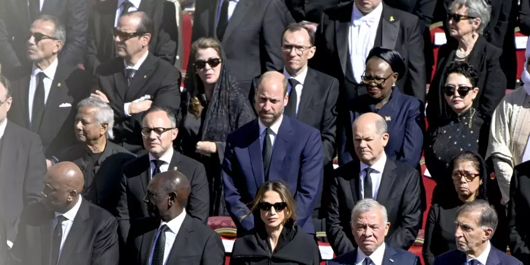 Γιατί ο πρίγκιπας William φόρεσε μπλε κοστούμι στην κηδεία του πάπα Φραγκίσκου