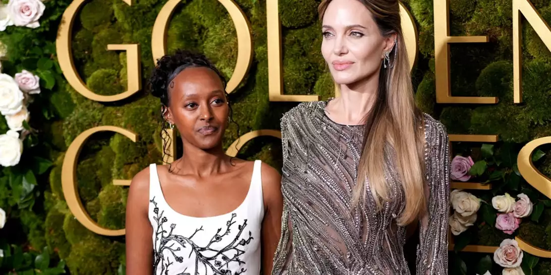 Χρυσές Σφαίρες 2025 | Η Angelina Jolie περπάτησε με την κόρη της στο κόκκινο χαλί