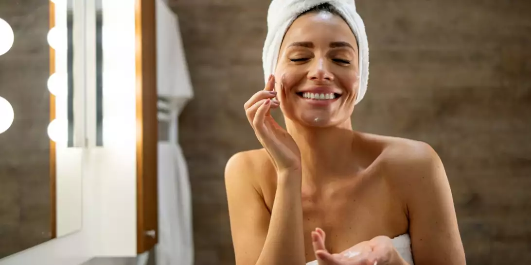 Πώς να εφαρμόσετε σωστά τα θαυματουργά self-tanning προϊόντα