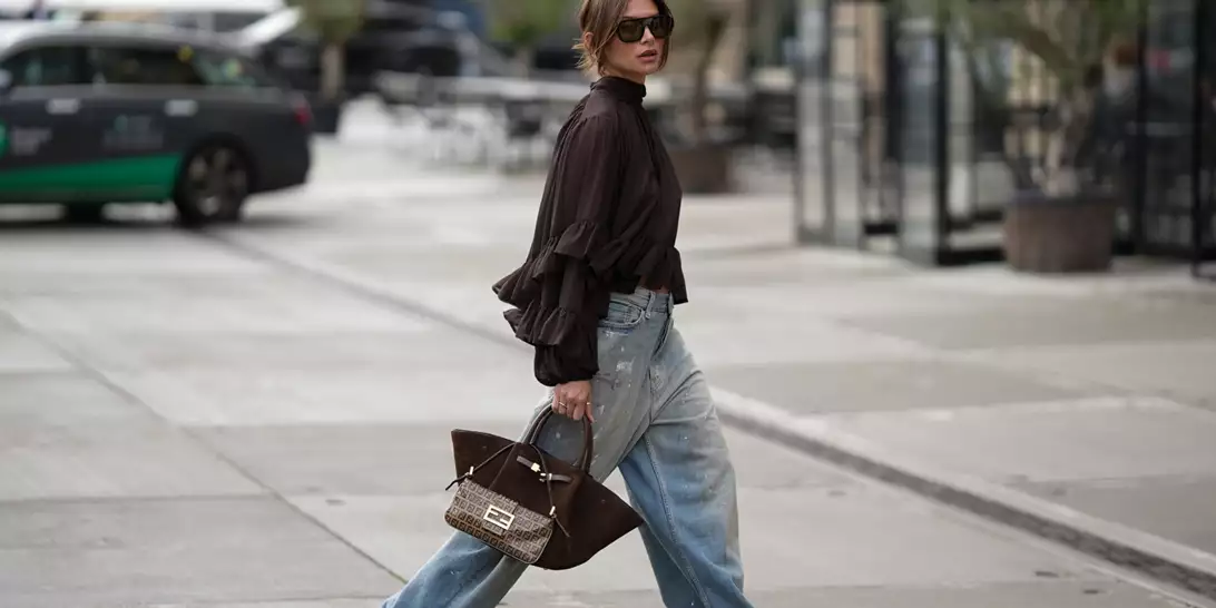 Οι μοντέρνοι τρόποι για να φορέσετε το ψηλόμεσο τζιν το φθινόπωρο