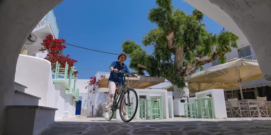 "Πιο chic από τη Μύκονο και πιο ήσυχο από τη Σαντορίνη, το καλά κρυμμένο μυστικό των Κυκλάδων": Το νησί που αποθεώνουν οι Γάλλοι