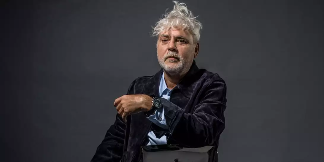 Ο Νίκος Καραθάνος στο Harper's Bazaar: "Δε χρειάζεται να είσαι κανένας φοβερός γίγαντας για να διαβείς τη ζωή"