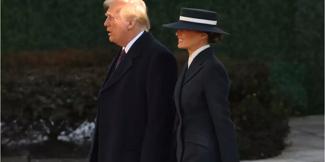 Η Melania Trump επιστρέφει στον Λευκό Οίκο | Το look που επέλεξε για την ορκωμοσία