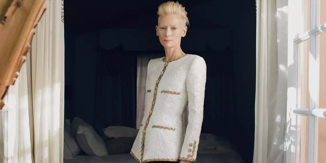 Η Tilda Swinton μιλά αποκλειστικά στο Harper's Bazaar Greece για τη Chanel δημιουργία που φόρεσε στις Χρυσές Σφαίρες