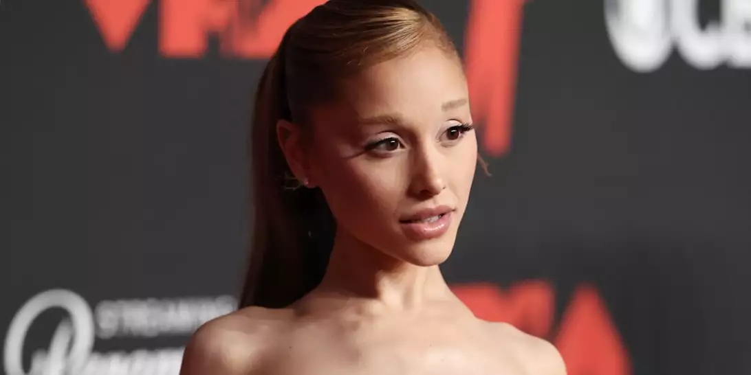 Ariana Grande | Εντυπωσίασε με vintage δημιουργία στο κόκκινο χαλί των MTV VMAs 2025
