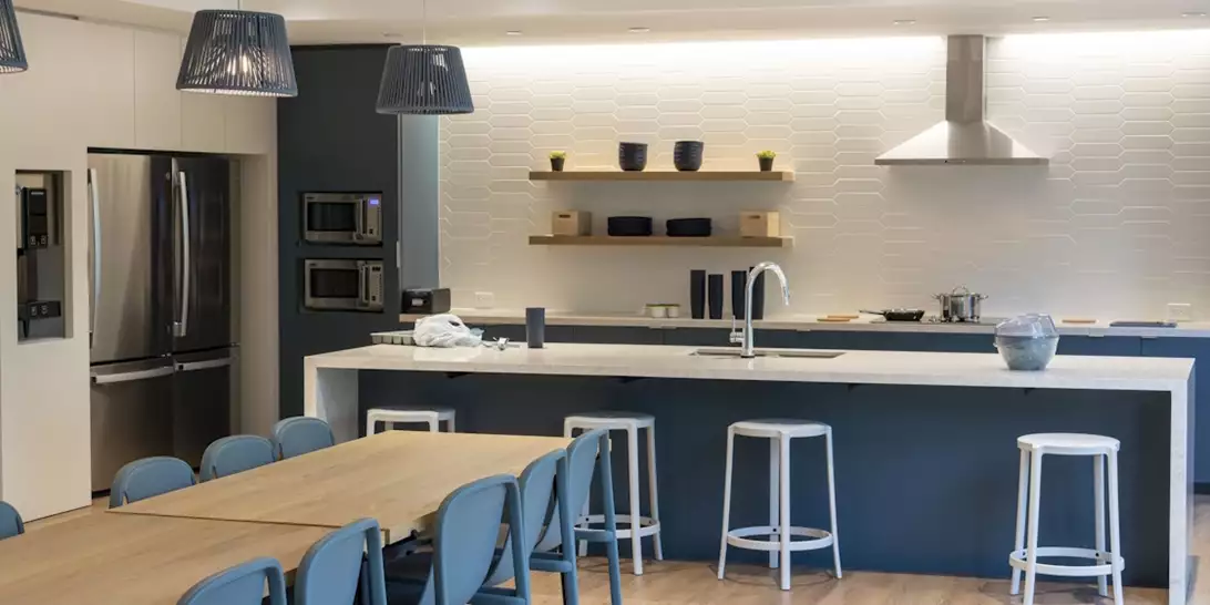 Οργάνωση κουζίνας | Ξεχάστε τα ντουλάπια στον τοίχο και υιοθετήστε την τάση που θα επικρατήσει το 2026