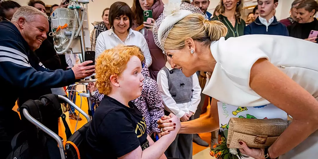 Η βασίλισσα Μαξίμα επιλέγει το "Cloud Dancer", το χρώμα της χρονιάς 2026, με μια XL μαργαριταρένια καρφίτσα