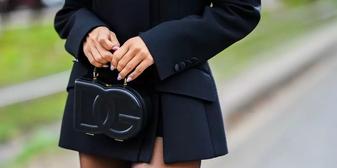 Το χρώμα νυχιών που επιστρέφει δυναμικά στη μόδα