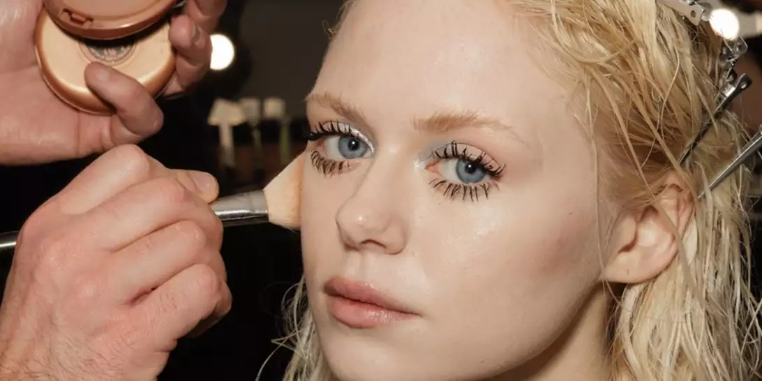 Θέλετε βλεφαρίδες σαν ψεύτικες; 3 pro tips για μήκος και όγκο με τη mascara που έχετε ήδη