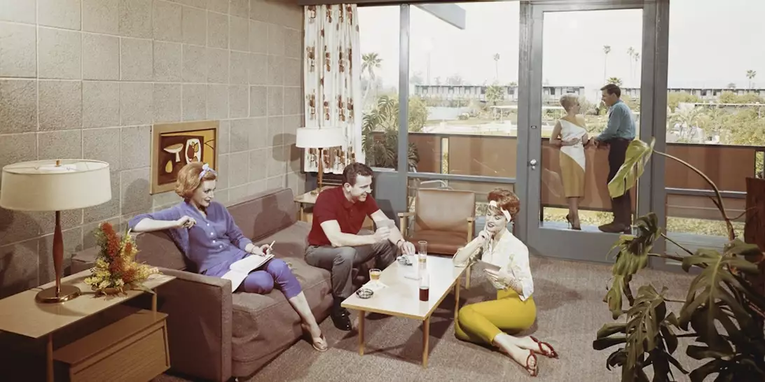 Τα χαλιά φεύγουν από τη μόδα το 2026! Ποια vintage λύση θα τα αντικαταστήσει;