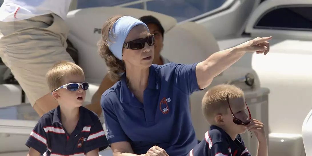 Σπάνιο throwback: Η δεινή ιστιοπλόος Σοφία γιορτάζει το χρυσό Ολυμπιακό μετάλλιο του αδελφού της,τέως βασιλιά Κωνσταντίνου