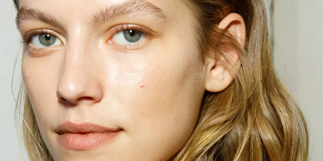 Το υβριδικό balm που προσφέρει κάλυψη και αντηλιακή προστασία με ένα μόνο πέρασμα