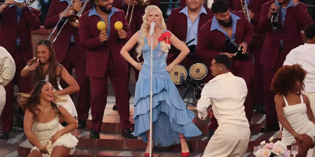 Το μυστικό μήνυμα πίσω από το φόρεμα της Lady Gaga στο ημίχρονο του Super Bowl