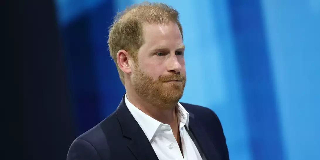 Ο πρίγκιπας Harry επιστρέφει στο Ηνωμένο Βασίλειο χωρίς τη Meghan