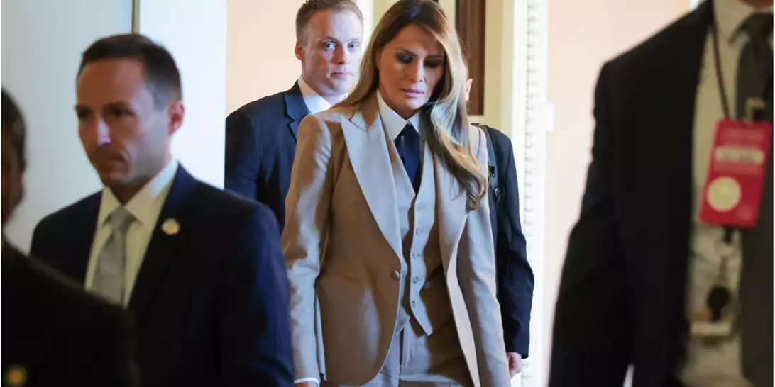 H Melania Trump κάνει τάση το ανδρόγυνο look