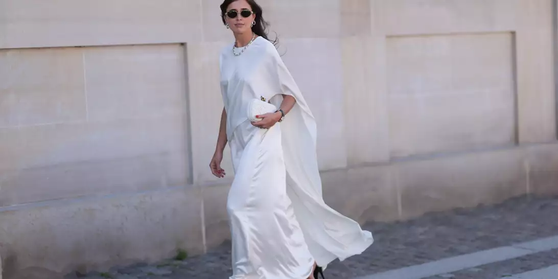 Τα κομψά σατέν φορέματα που θα φορέσετε στα events της άνοιξης